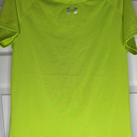 Under Armour Short Sleeve Shirts Loose fit, SM/PP lime green with Bk Lines EUC - Picture 3 of 5